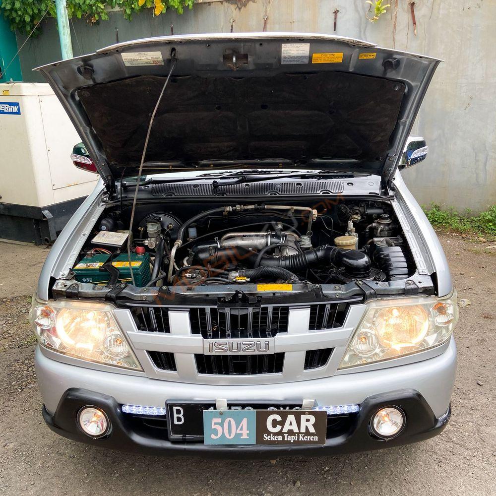 Mobil Isuzu Panther 2012