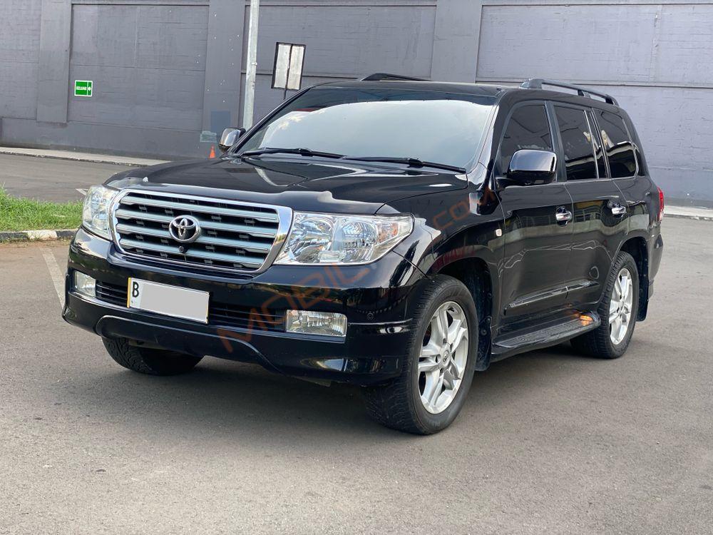 Mobil Toyota Land Cruiser 2010