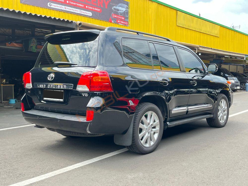 Mobil Toyota Land Cruiser 2013