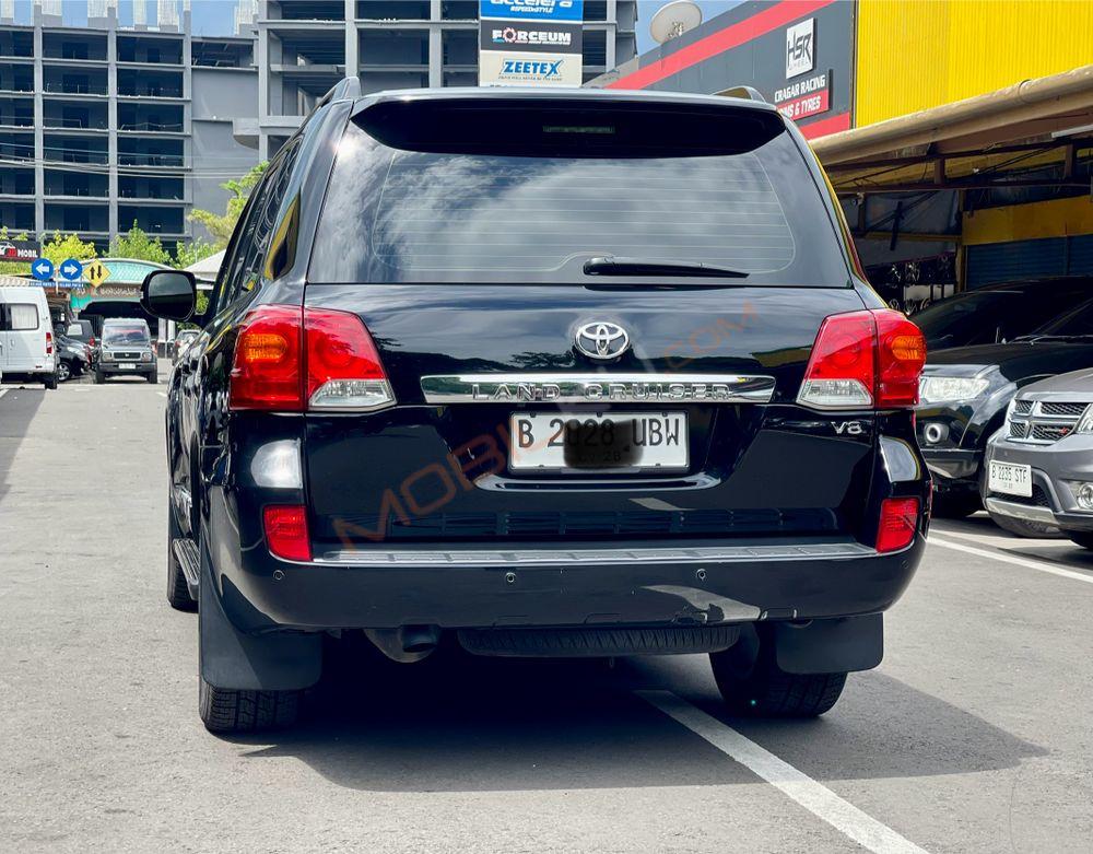 Mobil Toyota Land Cruiser 2013