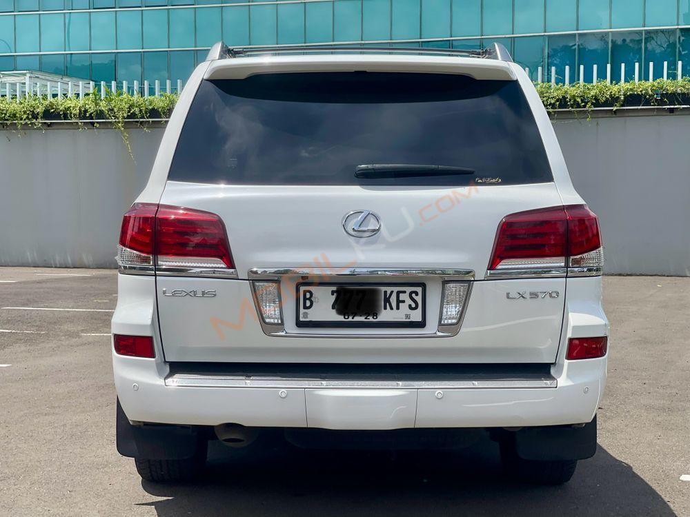 Mobil Lexus LX 2013