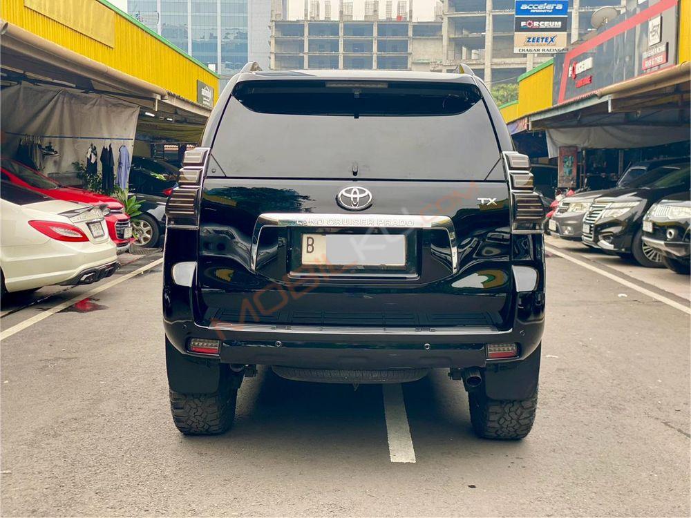 Mobil Toyota Land Cruiser 2013