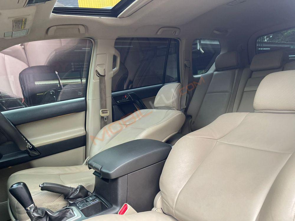 Mobil Toyota Land Cruiser 2013