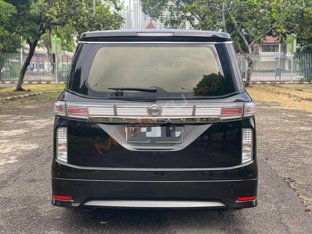 Mobil Nissan Elgrand 2014