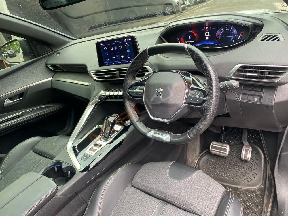 Mobil Peugeot 5008 2019