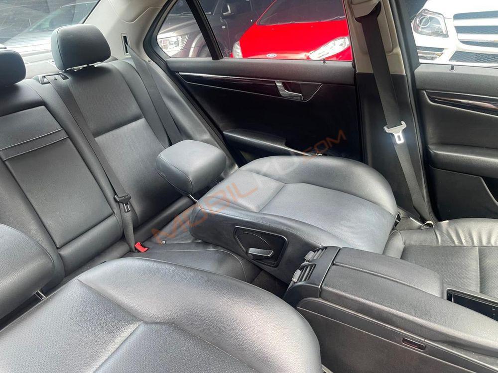 Mobil Mercedes-Benz C-Class 2011