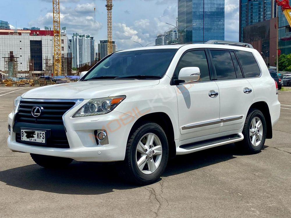 Mobil Lexus LX 2013