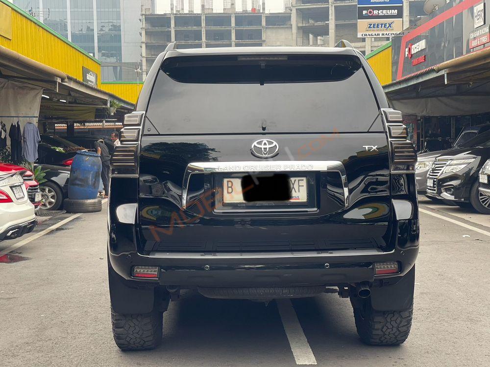 Mobil Toyota Land Cruiser 2013