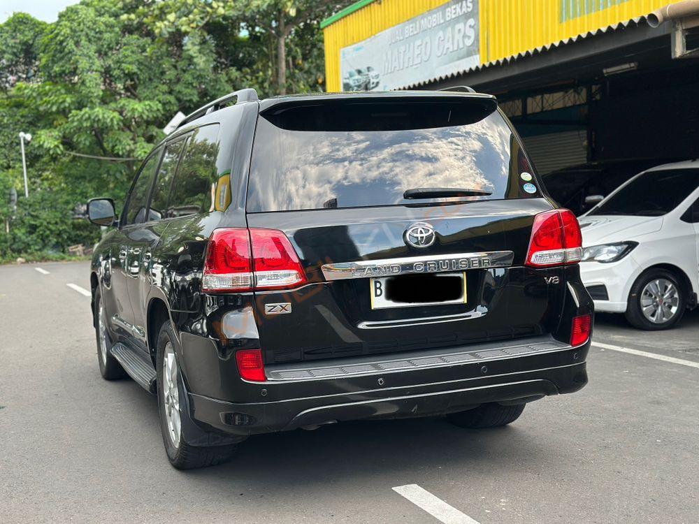 Mobil Toyota Land Cruiser 2010