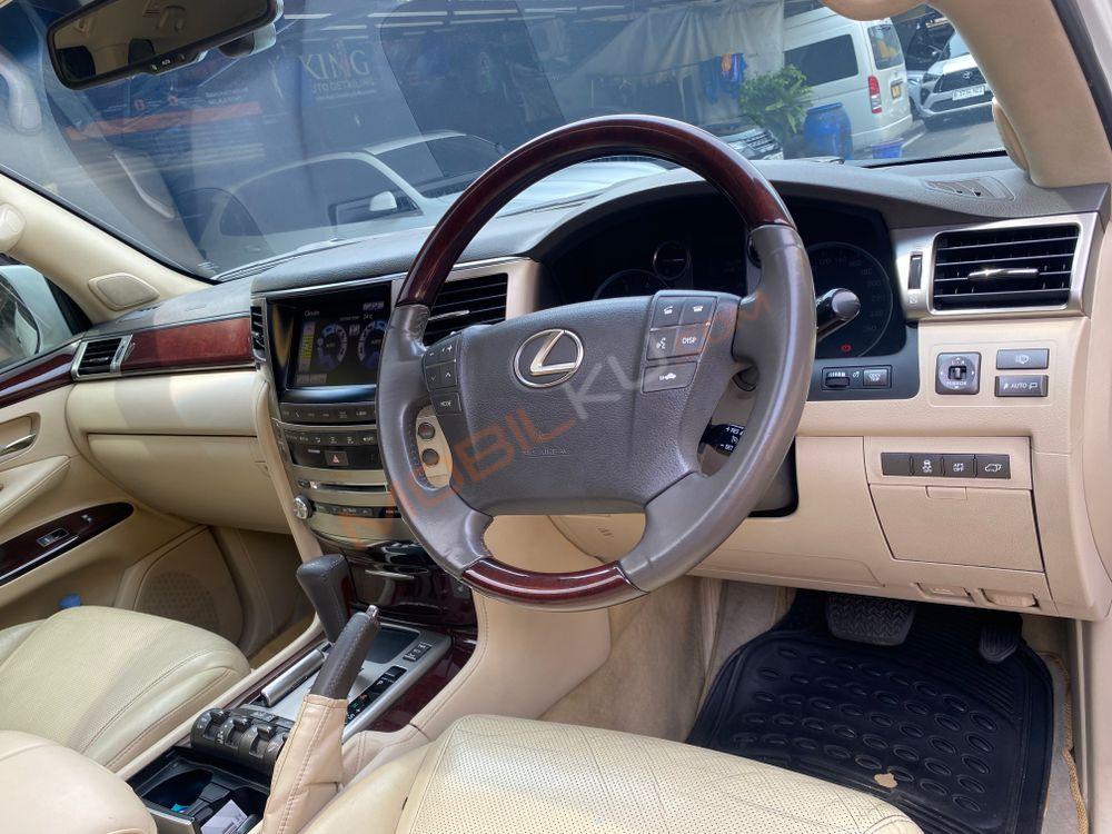 Mobil Lexus LX 2013