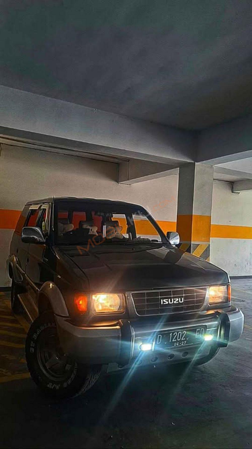 Mobil Isuzu Panther 1999