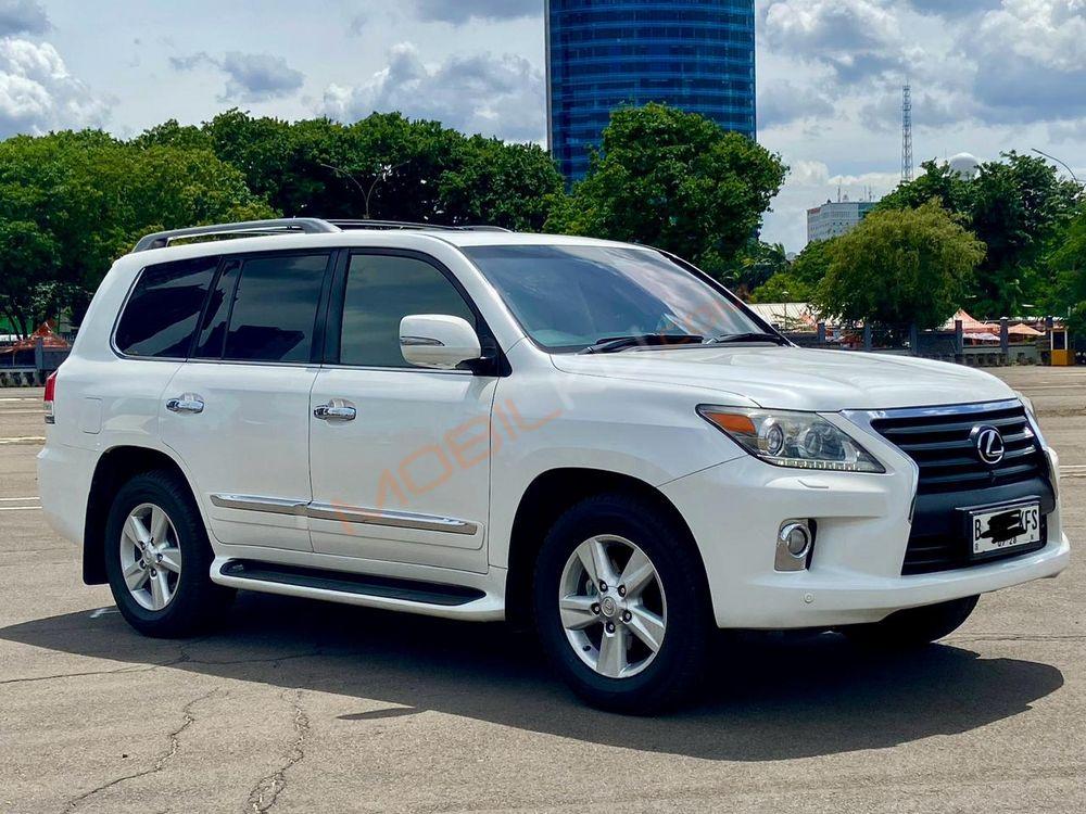 Mobil Lexus LX 2013
