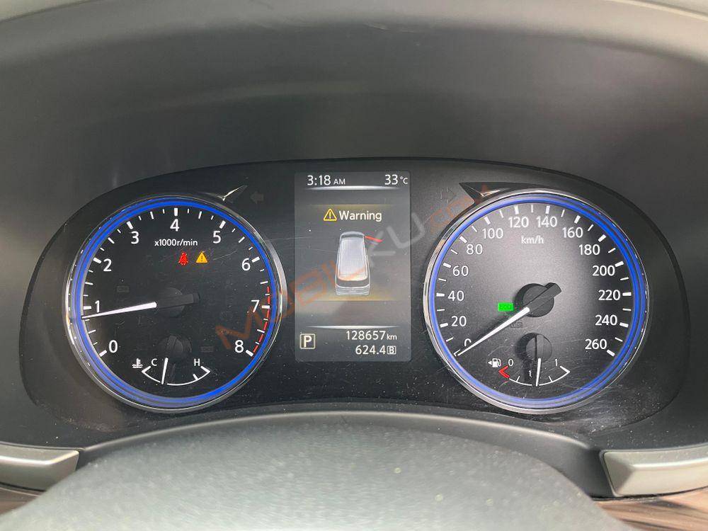 Mobil Nissan Elgrand 2014