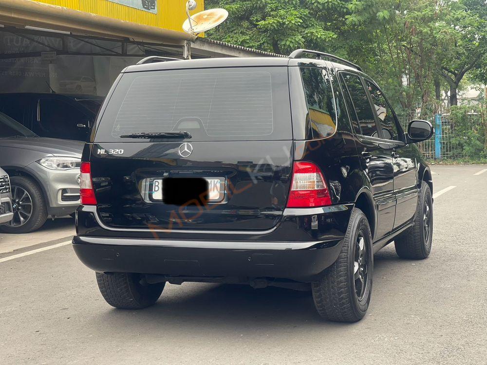 Mobil Mercedes-Benz ML 2002