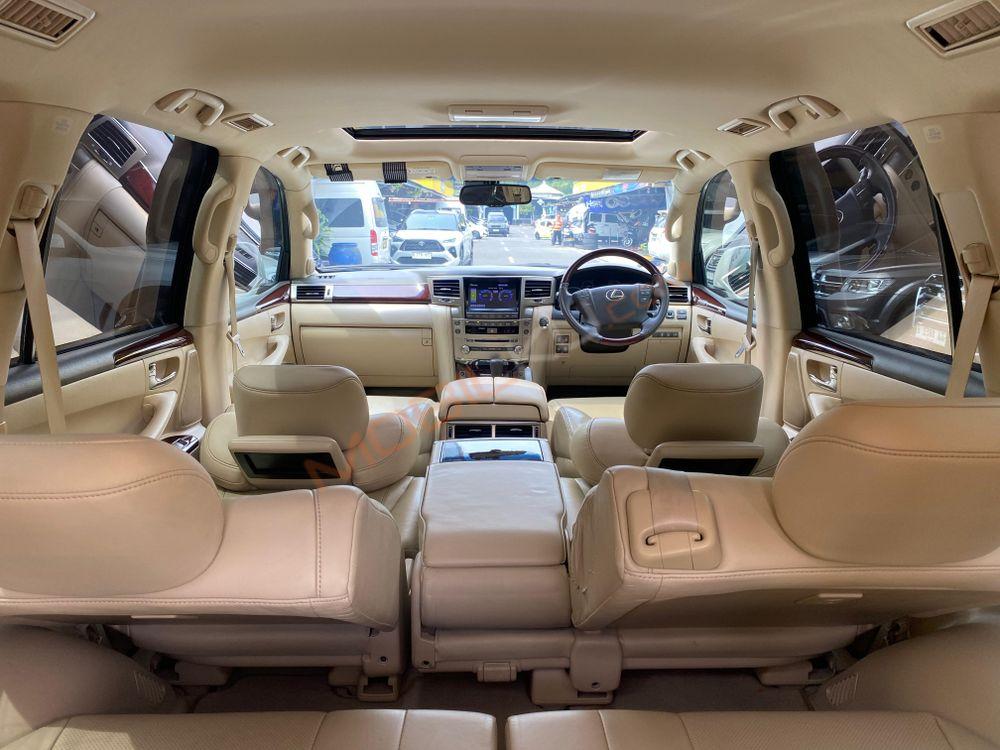Mobil Lexus LX 2013