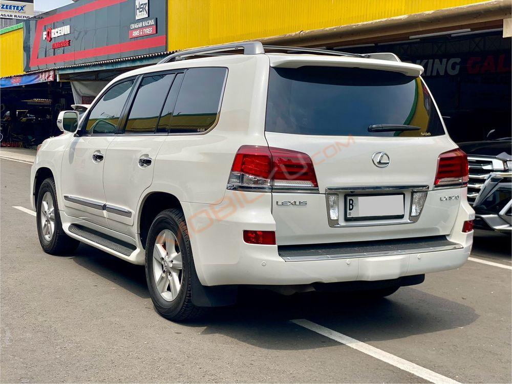 Mobil Lexus LX 2013