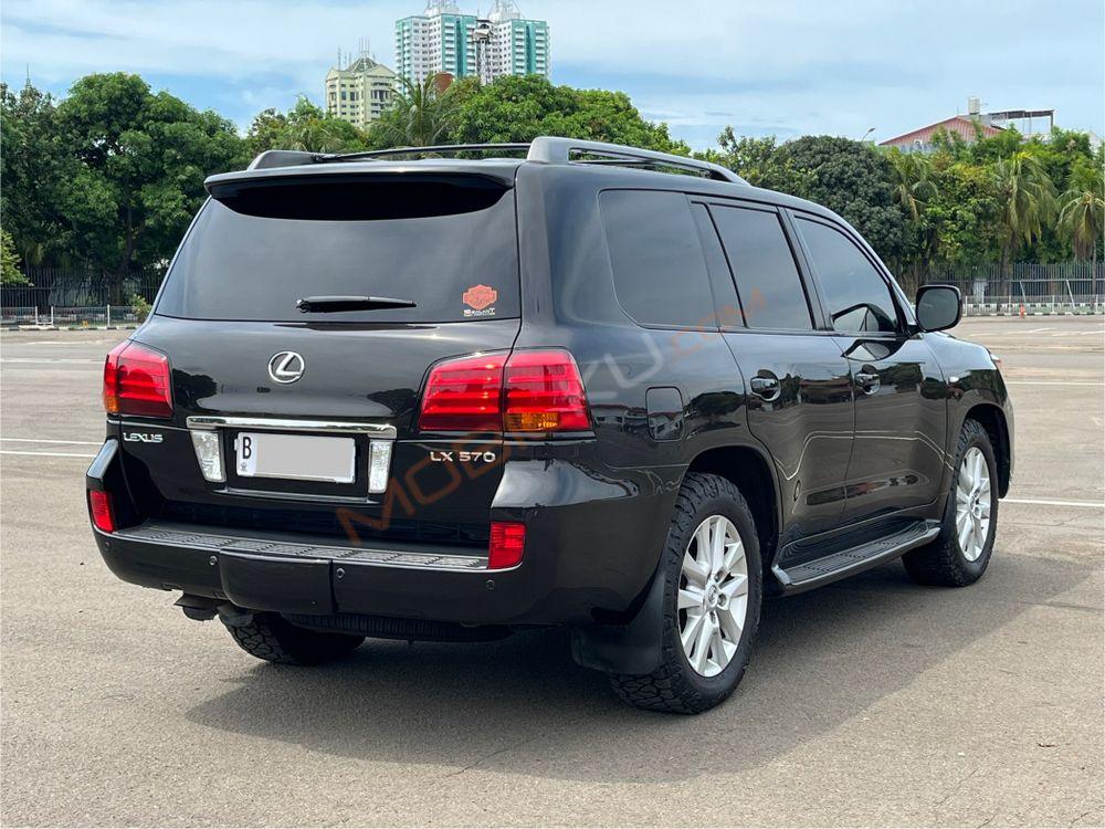 Mobil Lexus LX 2011