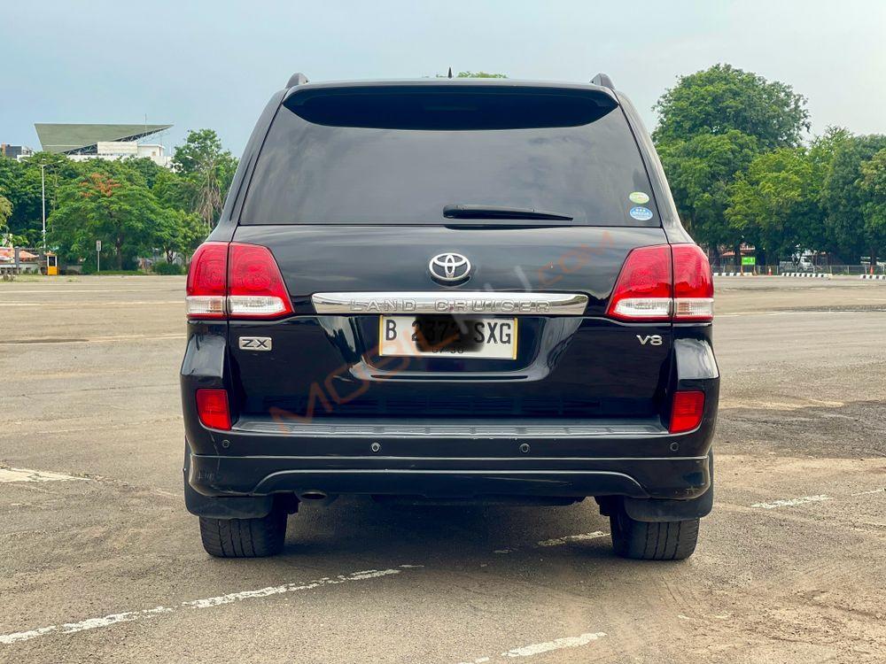 Mobil Toyota Land Cruiser 2010