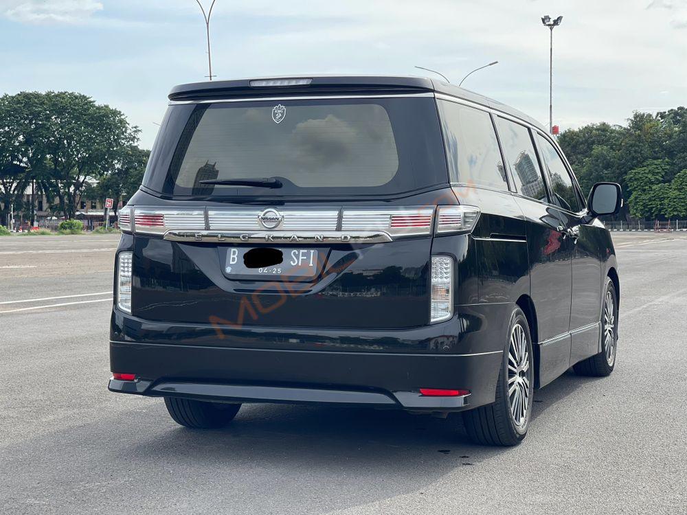 Mobil Nissan Elgrand 2014