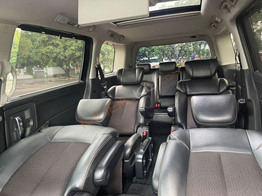 Mobil Nissan Elgrand 2014
