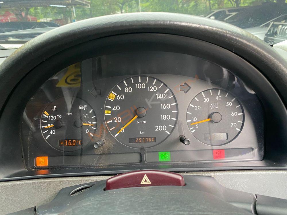 Mobil Mercedes-Benz ML 2002