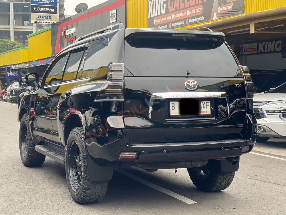 Mobil Toyota Land Cruiser 2013