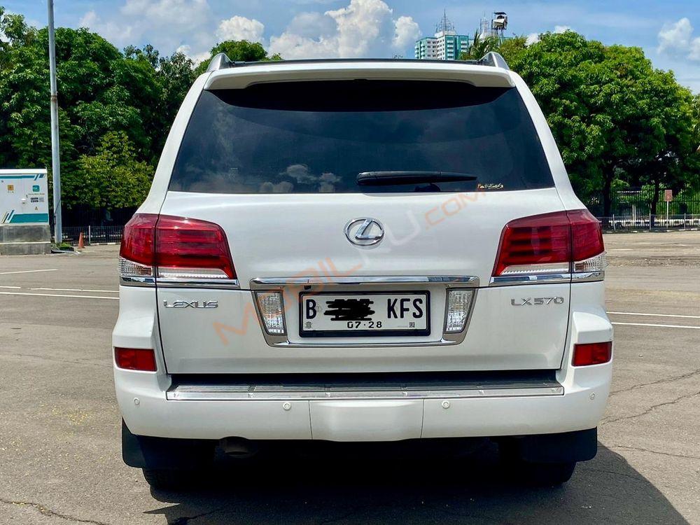 Mobil Lexus LX 2013