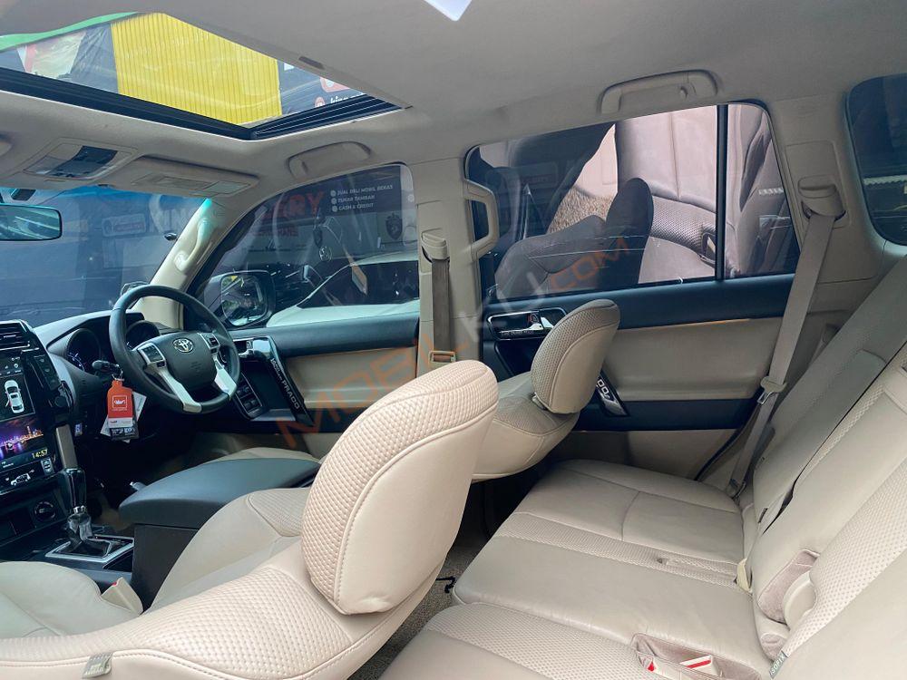 Mobil Toyota Land Cruiser 2023