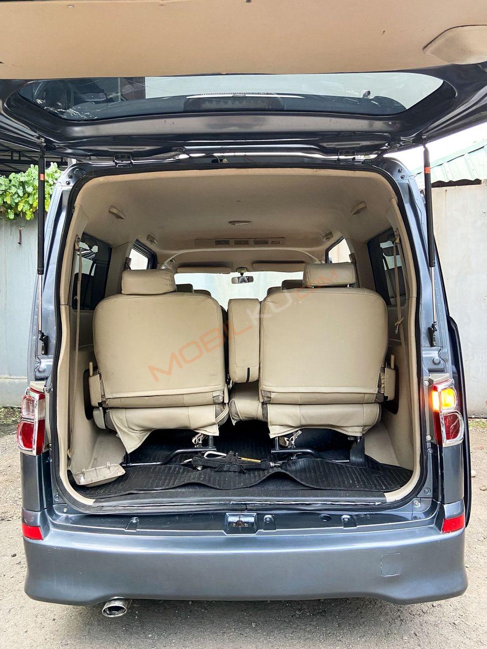 Mobil Daihatsu Luxio 2012