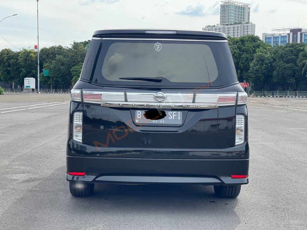 Mobil Nissan Elgrand 2014