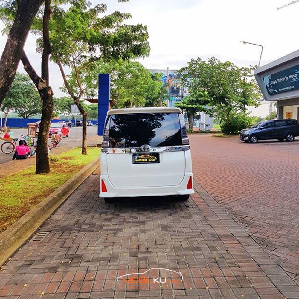 Mobil Toyota Voxy 2017