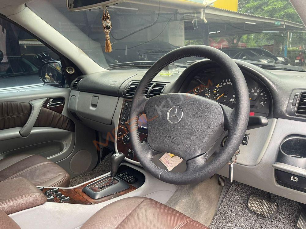 Mobil Mercedes-Benz ML 2002