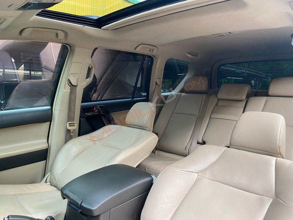 Mobil Toyota Land Cruiser 2013