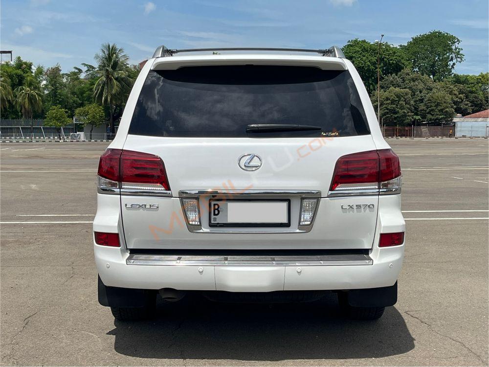Mobil Lexus LX 2013