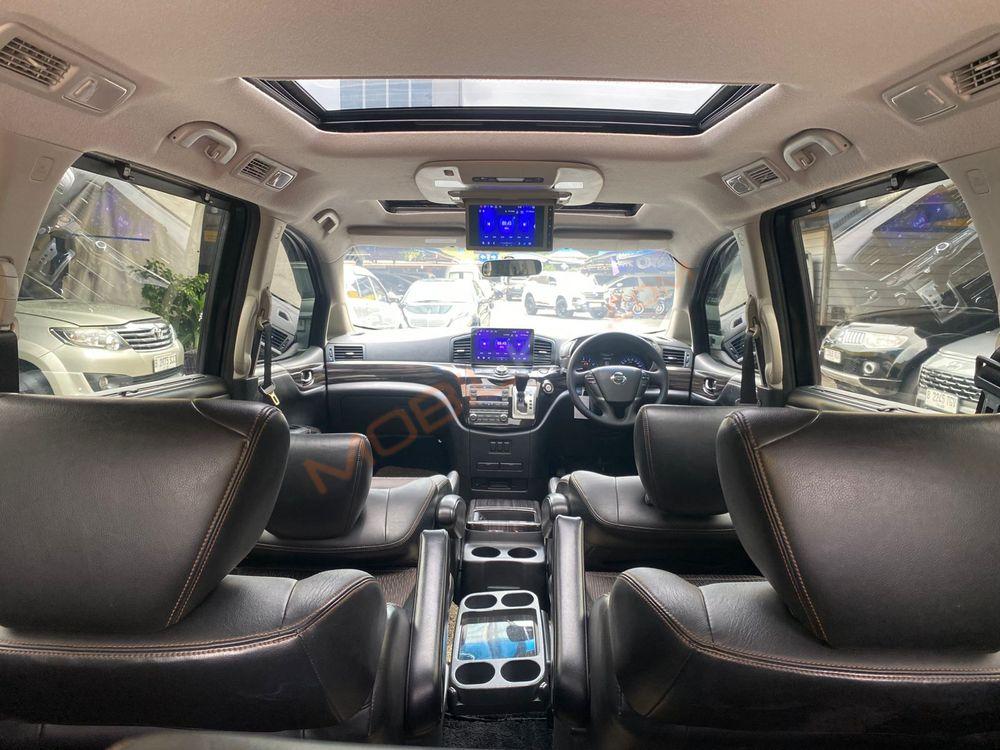 Mobil Nissan Elgrand 2014