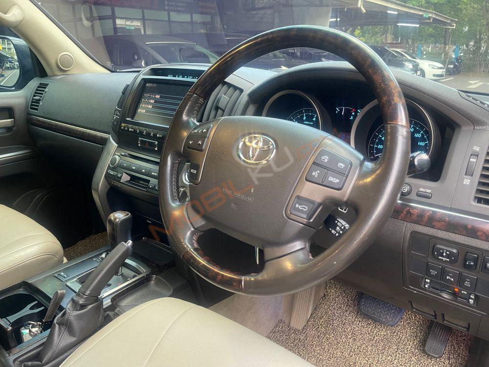 Mobil Toyota Land Cruiser 2008