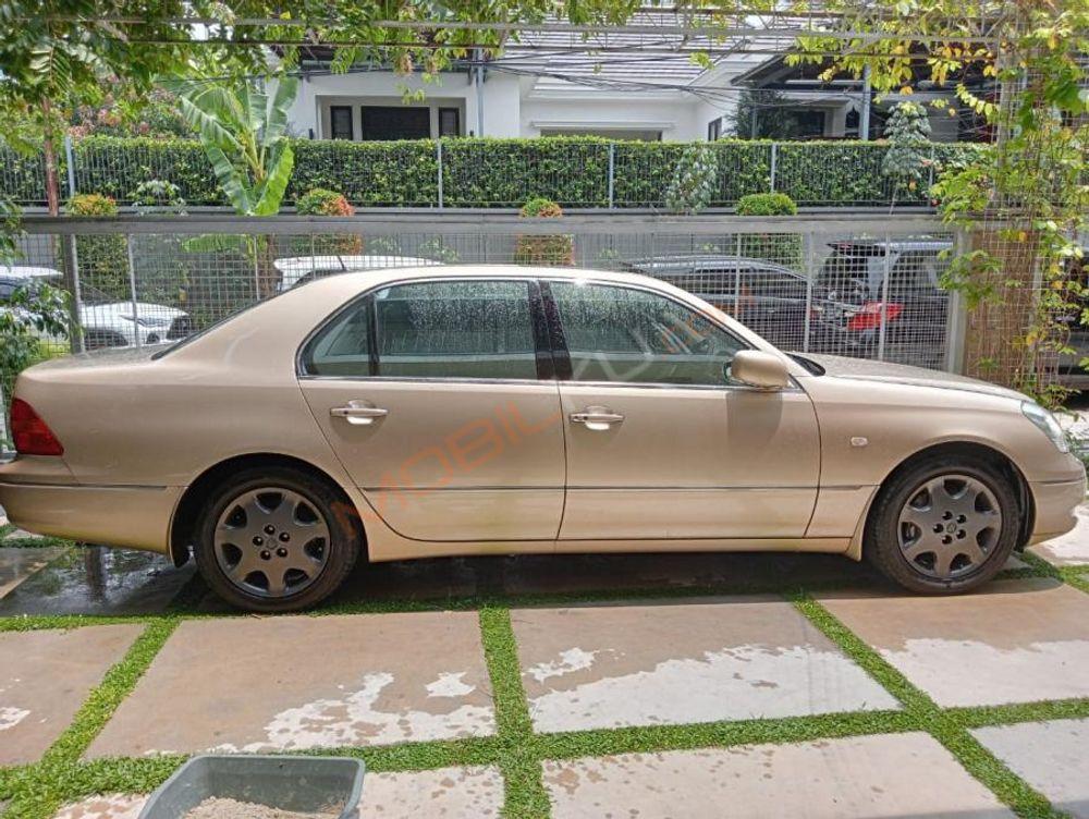 Mobil Lexus LS 2001