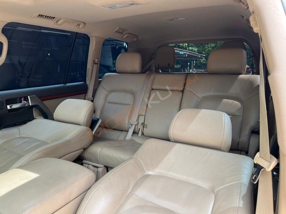 Mobil Toyota Land Cruiser 2013