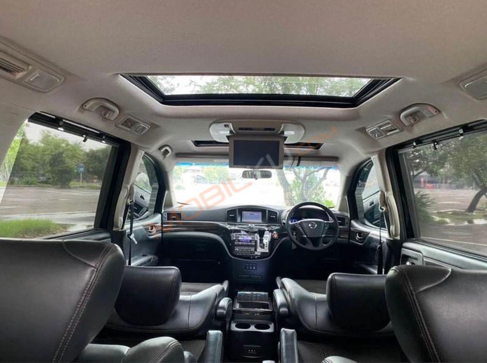 Mobil Nissan Elgrand 2014