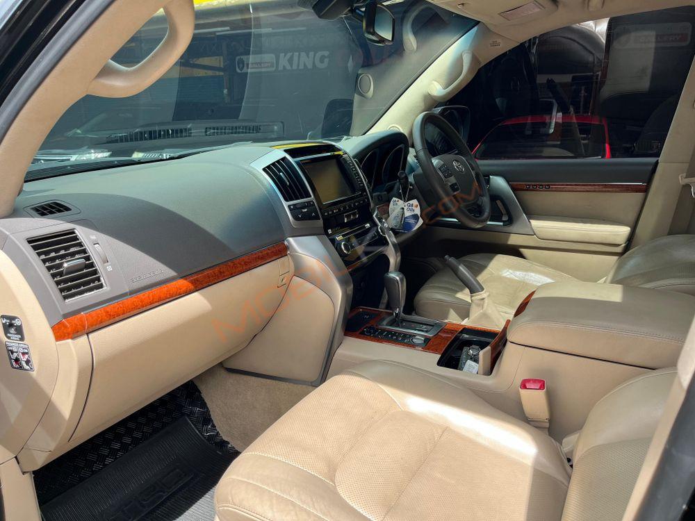 Mobil Toyota Land Cruiser 2013