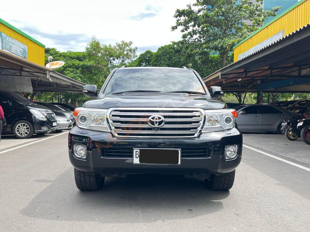 Mobil Toyota Land Cruiser 2013