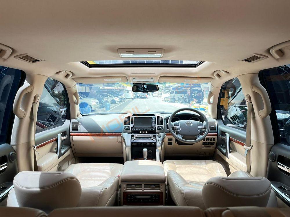 Mobil Toyota Land Cruiser 2013