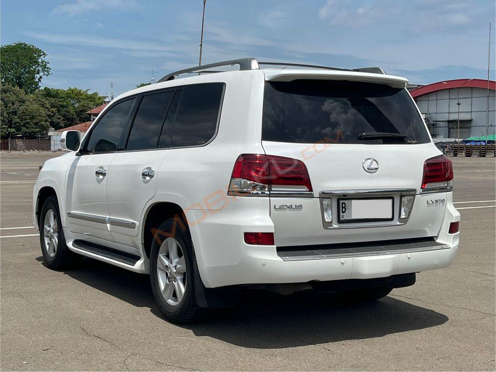 Mobil Lexus LX 2013