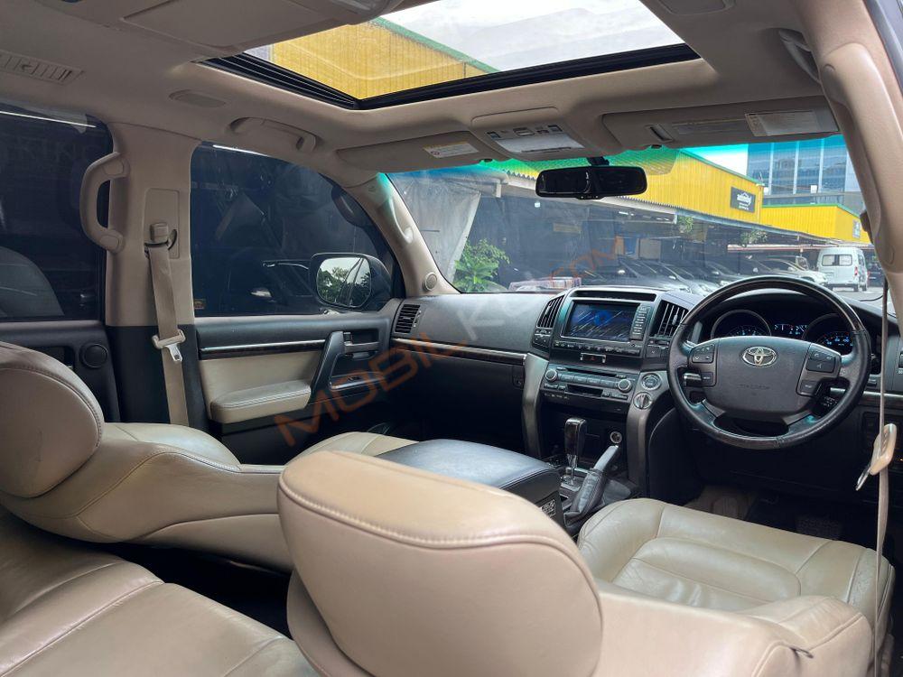 Mobil Toyota Land Cruiser 2010