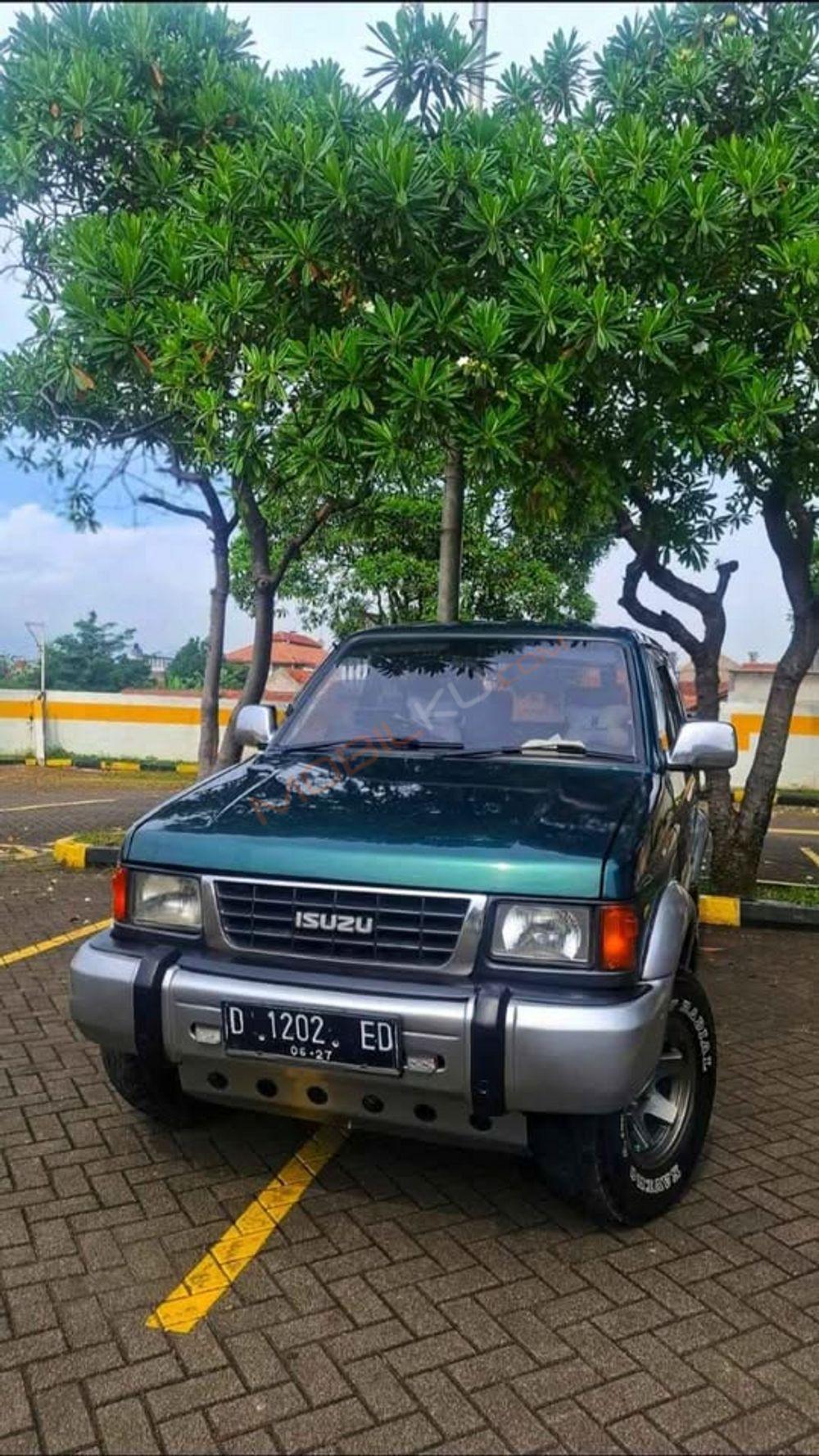 Mobil Isuzu Panther 1999