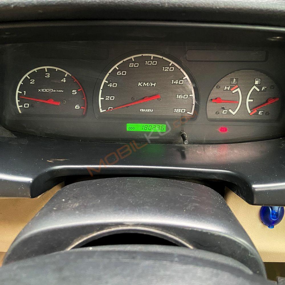 Mobil Isuzu Panther 2012