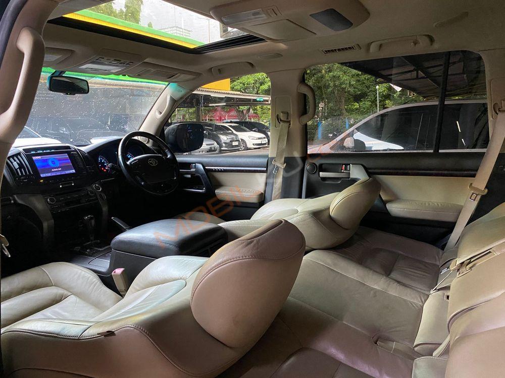 Mobil Toyota Land Cruiser 2010