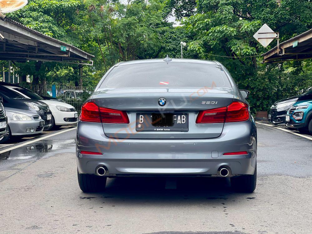 Mobil BMW 5 Series 2020