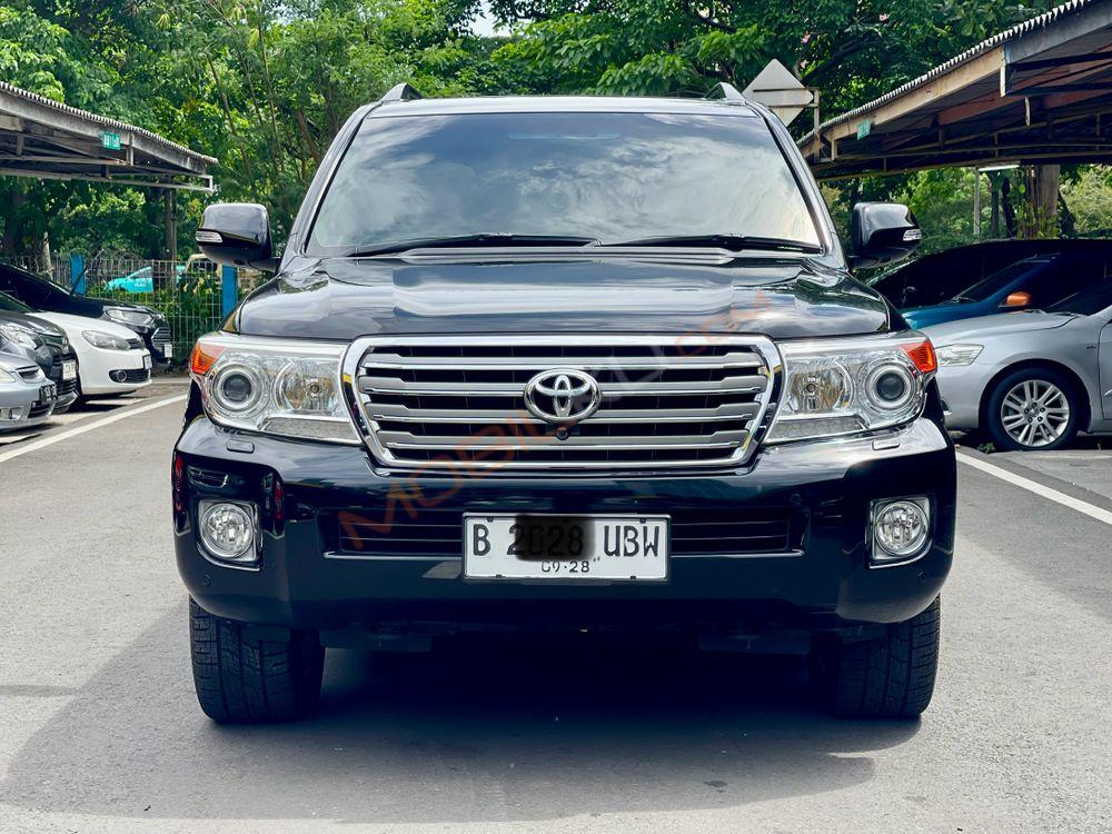 Mobil Toyota Land Cruiser 2013