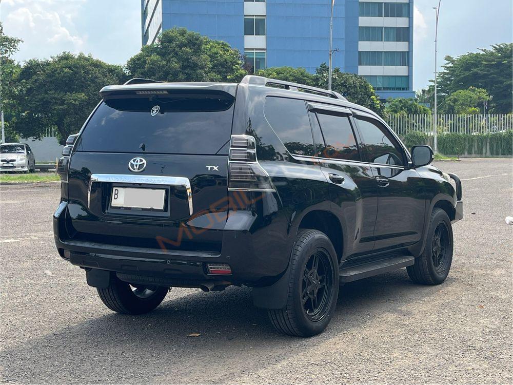 Mobil Toyota Land Cruiser 2013